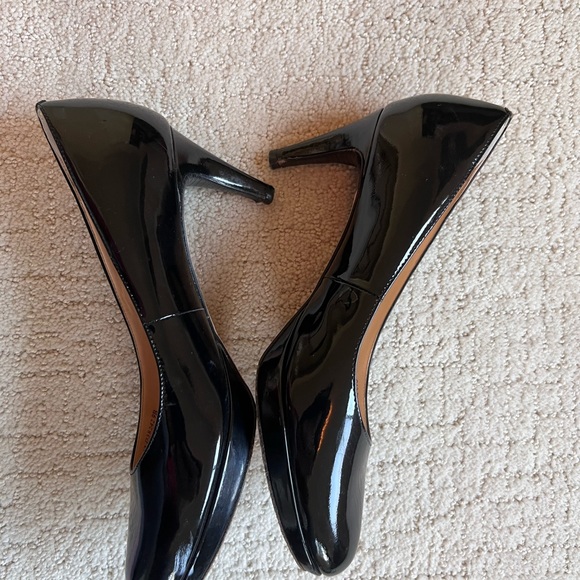 Beautiful patent Cole Han heels - Picture 3 of 10